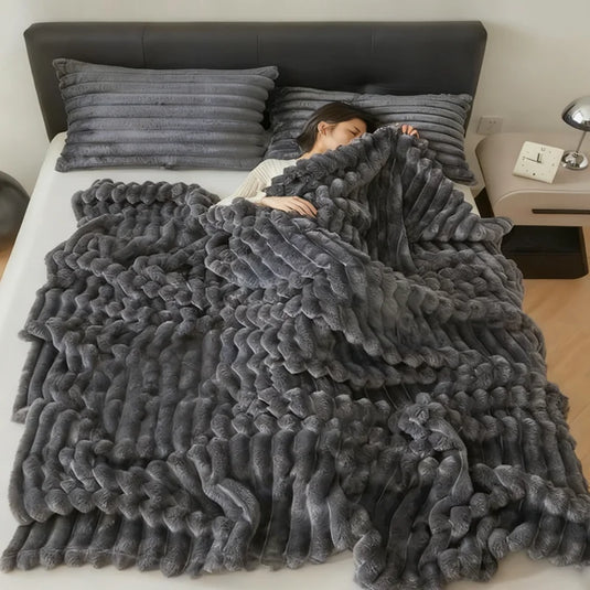 Cosy winter bundle with two throw blankets and wool beanie